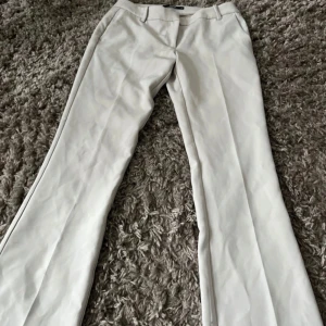 Beiga kostymbyxor Vera strl 38 - Snygga beiga kostymbyxor från PW Vera i storlek 38 (passar mig som alltid har S i byxor) Byxorna har raka ben med pressveck, bälteshällor och diskreta bakfickor. Perfekta för en clean och stilren look. Materialet känns mjukt och har en lätt stretch för extra komfort. Byxorna är bara testade men har tyvärr inte prislappen kvar 🙂🥰