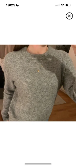 Stickad tröja - Mysig grå stickad tröja från Zara ! Köpt på Plick men säljer då den inte kommer till nån användning!