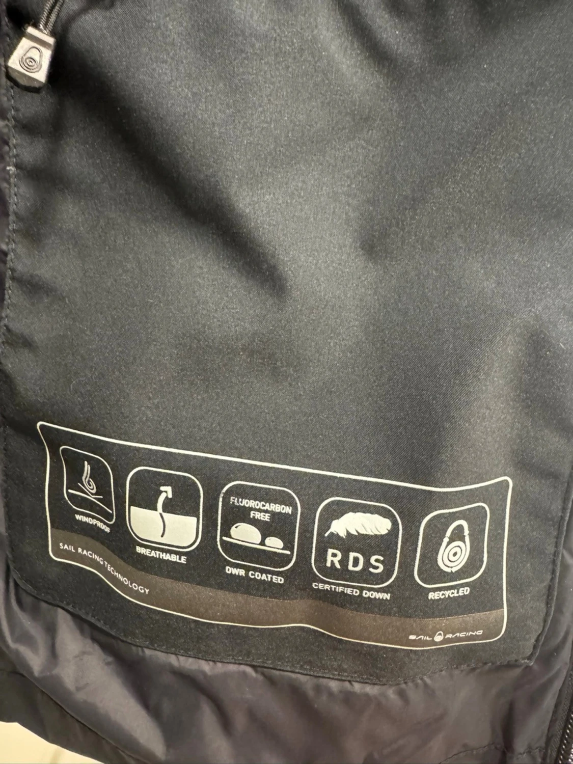 Svart dunjacka från Sail Racing - 4