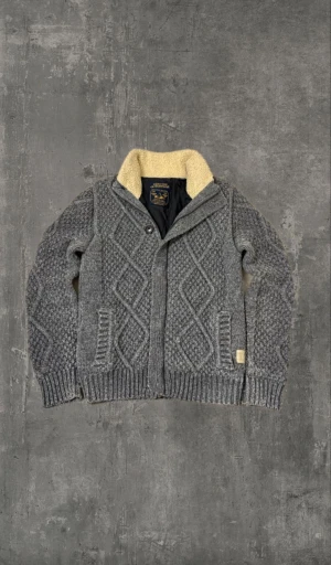 Cardigan  - En väldigt snygg och skön stickad  Cardigan i extremt bra skick! Storlek S, och är väldigt Schön och varm! Den har en väldigt stilren kragen gjord av päls! Meddela gärna oss om du har några frågor! Dessutom är priset ej hugget i sten!  Mvh saint ;) 