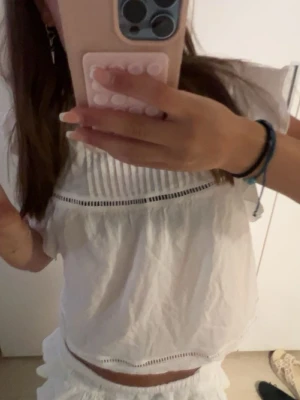 Söt vit blus ! 💘 - Jätte fin och somrig blus! Perfekt när man är solbrun på sommarn till ett par shorts eller en vacker kjol! Storlek XS och använd 2 gånger ! 💘 