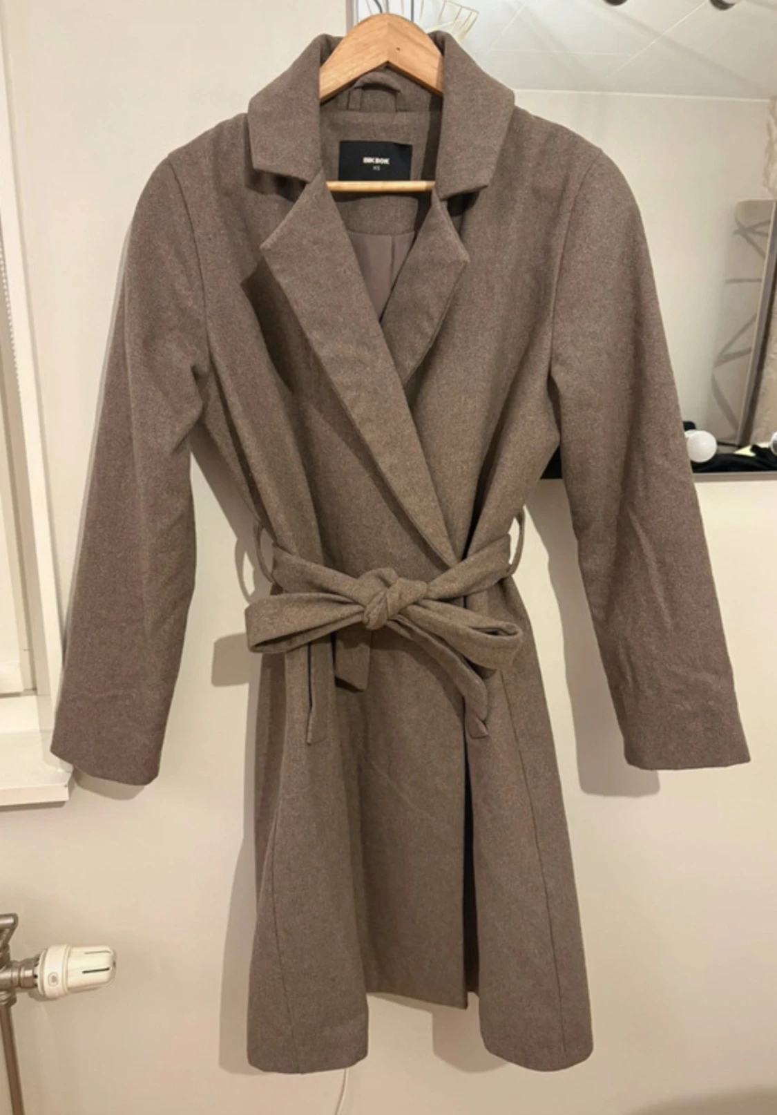 Beige kappa med bälte från Bik Bok