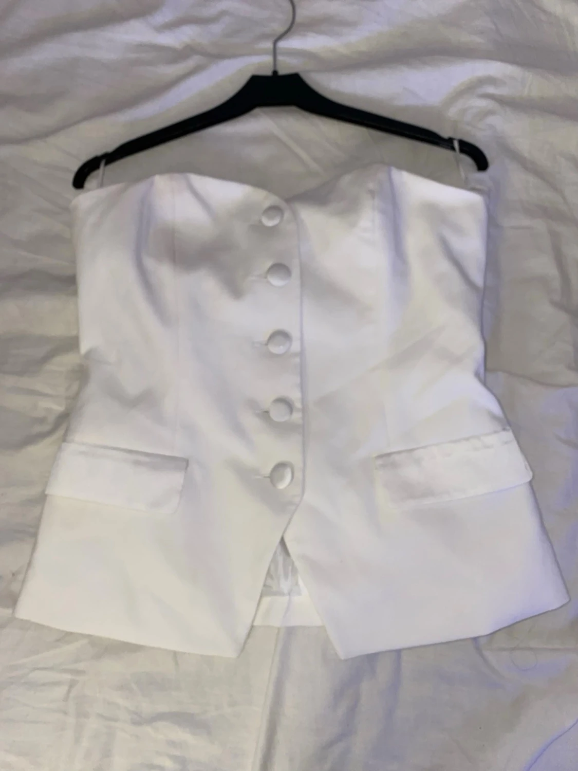 Vit axelbandslös korsettopp med knappar