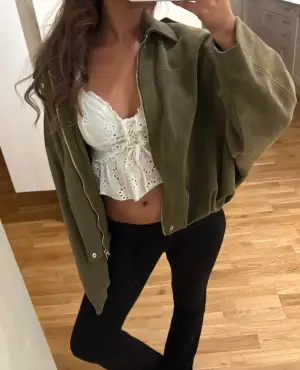 Säljer en oversized olivgrön mockajacka från Zara i S🤍