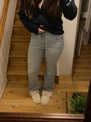 Ljusblå bootcut jeans - Säljer ett par ljusblå jeans med bootcut passform och klassisk femficksdesign. Jeansen har normal midja och är tillverkade i mjukt denimtyg som ger en skön känsla. Perfekta för dig som gillar en avslappnad och snygg stil.