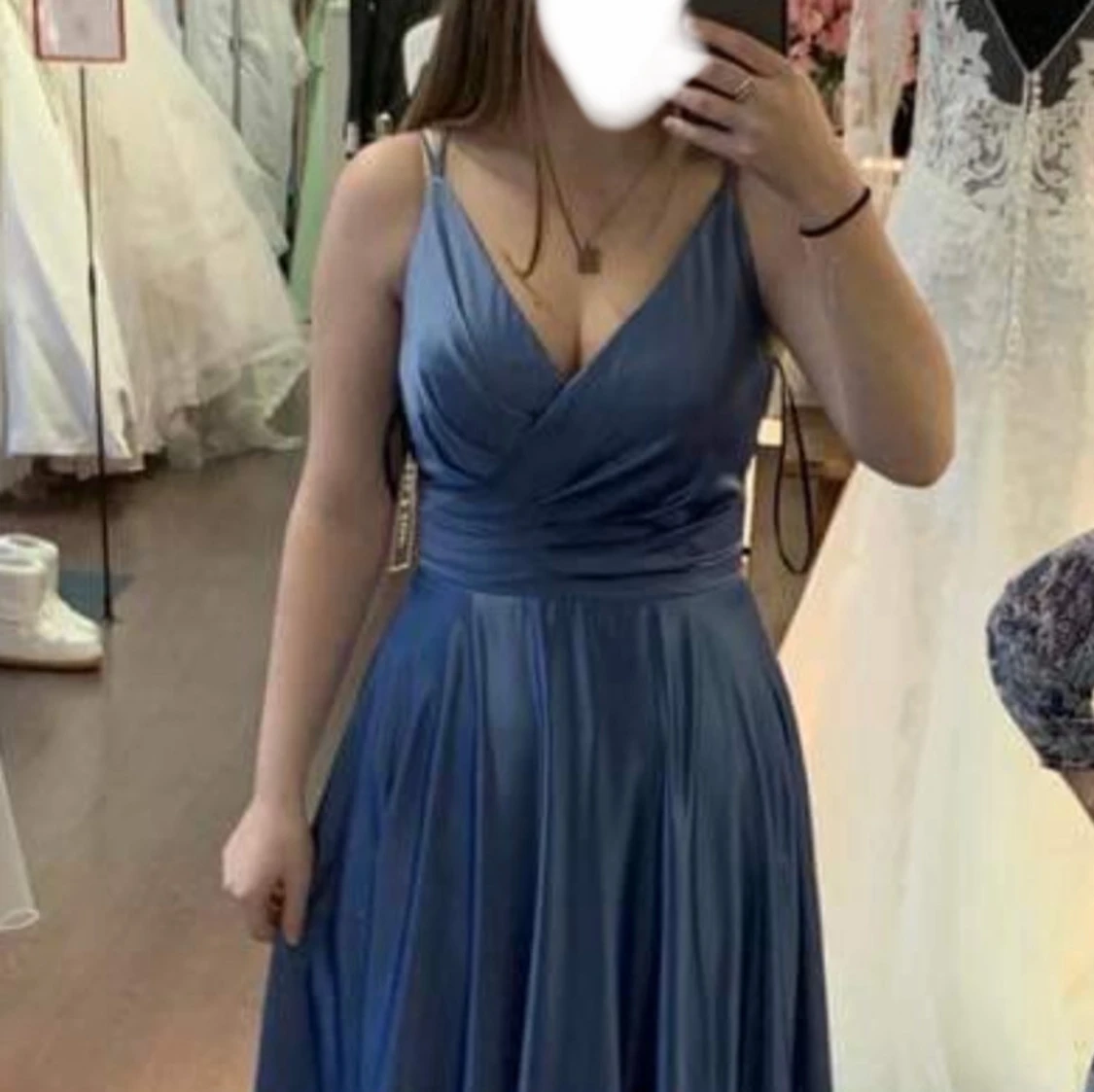 Blå långklänning i satin med snörning - 4