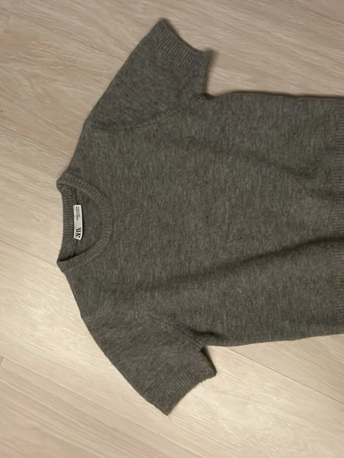 Kortärmad ljusgrå stickad tröja  - 1