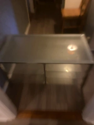 Glasbord med 5st olika glas hyllor - Rett hög kvalitet glasbord med fem glashyllor i olika nivåer.