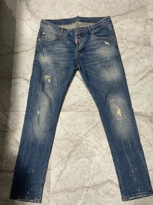 Dsquared2 Jeans storlek M - säljer ett jätte fint par av dsq2 jeans som är liknande till äkta man ser ingen skillnad, dem är i storlek M 
