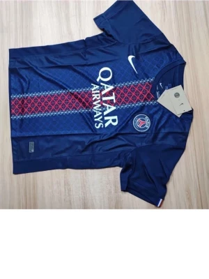 Psg tröja - Bilderna visar en blå PSG fotbollströja från Nike. Helt ny med pris lap 