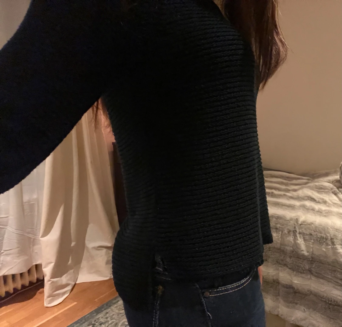 Svart stickad tröja med lång ärm - 2