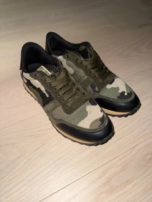 Valentino Rockrunner sneakers camo - Valentino Rockrunner grön, använda fåtal gånger så inprincip nya. Medföljer kartong och påse till skorna.