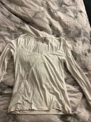 Vit långärmad blus från Nelly - Säljer en vit långärmad tröja från Nelly i storlek M. Aldrig använd. 