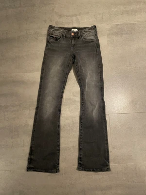 Gråa jeans från Gina tricot  - Nästan oanvända jeans från Gina tricot i storlek 158/Xs