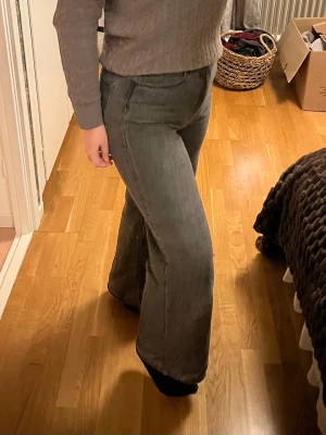 Gråa utsvängda jeans - Högmidjade  Från H&M 104cm i längden
