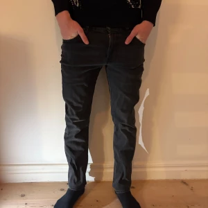 Svarta jeans från Lee - Snygga svarta jeans från Lee med klassisk femficksdesign och slim passform. 