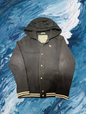 Abercrombie & Fitch hoodie - Säljer denna sällsynta och mycket eftertraktade Abercrombie & Fitch hoodie | Storlek S | Skick 8/10 | Vid eventuella frågor hör gärna av dig och erbjuder bra pris vid köp av bundle 😁✅