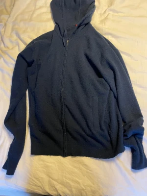 Mörkblå zip i ull - En zip tröja från RYVLS i storlek xs. Väldigt fint sckick. Säljer då den är för liten tyvärr.
