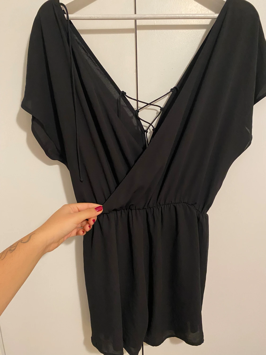 Svart omlott jumpsuit med snörning - 1