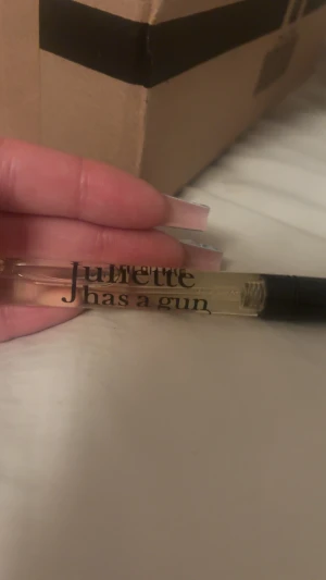 Juliette Has a Gun Miami Shake - Trendig och smidig parfym i teststorlek från Juliette Has a Gun. Doften heter Miami Shake och flaskan rymmer 5 ml – perfekt att ta med i väskan för en fräsch touch när som helst.