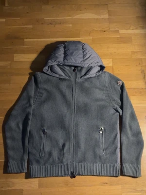 Moncler cardigan  - Säljer denna riktigt schysta och snygga moncler cardiganen 🩶, jackan har används ett få tal gånger och är både varm och stilig. Cond 9/10, perfekt nu inför vintern eller till julklapp! Ställ gärna frågor ifall det undras, byten är även intressant!!!