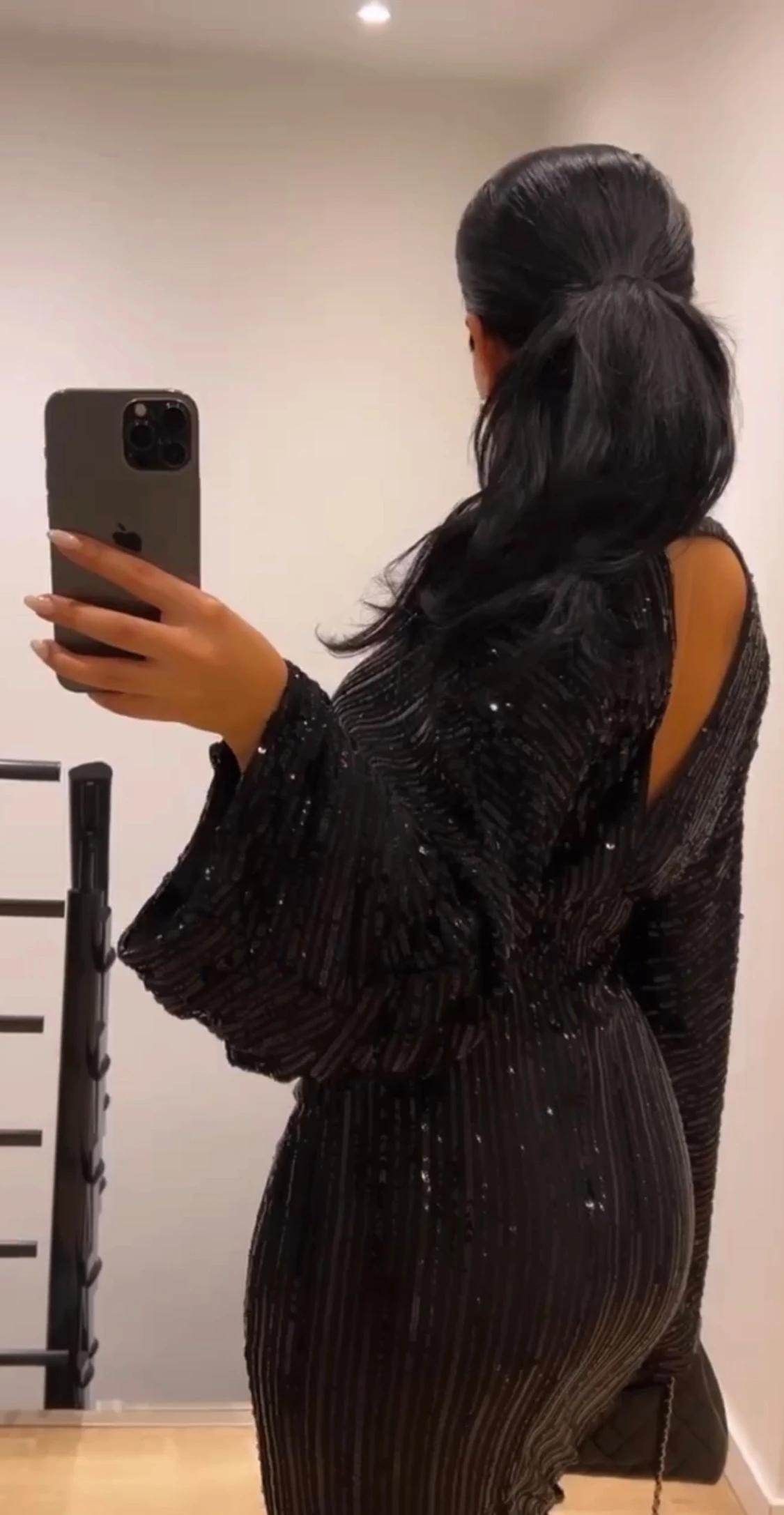 Svart glittrig långklänning med öppen rygg - 1