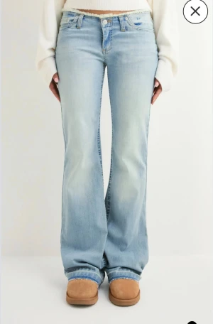 jeans - Bootcut jeans i ljusblå tvätt med låg midja och fransad kant. De är superfina och använd kanske 2/3 gånger. Stl:38 väldigt bra längd på mig dom är 172. Skriv om ni vill ha fler bilder