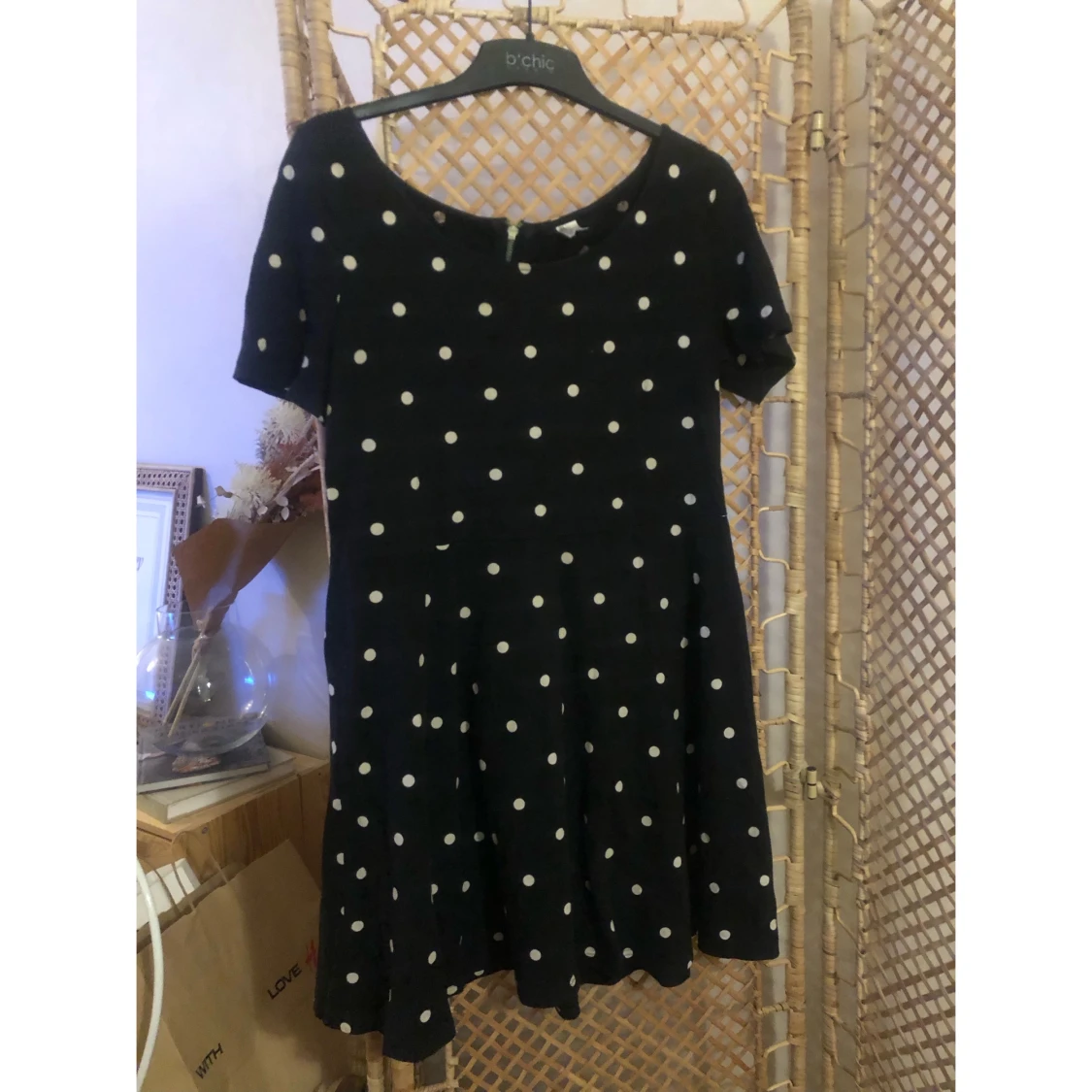Svart prickig kortklänning