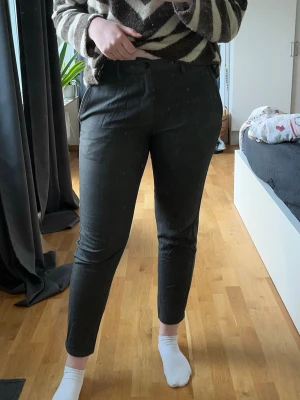 Kostymbyxor  - Gråa kostymbyxor i strl 42 från Zara. De är från herravdelningen! Om dem ser korta ut kan det va för att jag har långa ben! Jag är 176 cm