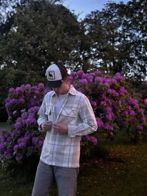 Grön och vit rutig overshirt - Stilren overshirt med avslappnad känsla. Perfekt för vardagen. Helt i nyskick och endast använd en gång🤩 10/10 Storlek: M Färg: Grön/beige rutigt