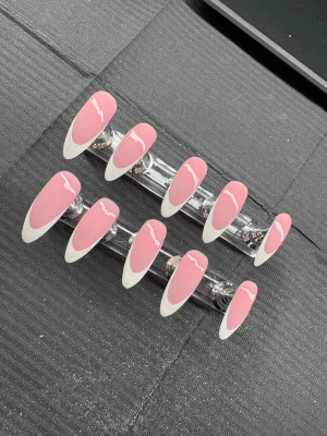 Press on naglar  - Handgjorda press on naglar  Finns i olika storlekar, längd och form   Du kan även önska annan design   Om du är osäker på att dem kommer passa dig med storleken så gör jag dom vid beställning så då utgår jag ifrån kundens naglar 