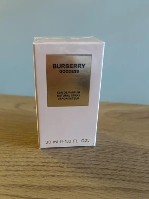Burberry Goddess  parfym - Burberry Goddess. 30 ml i oöppnad förpackning. Ny pris runt 1000kr. Kan tänka mig gå ner i pris vid snabb affär 