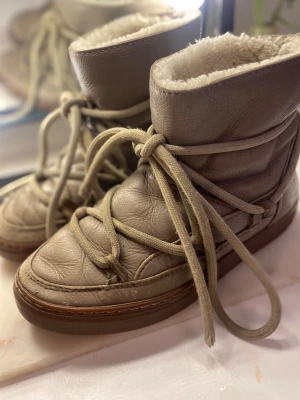 Inuikii skor 38 - Inuikii skor i storlek 38. Använda och säljs därför till ett billigare pris. Lite tråd har lossnat men inget som syns när man har på sig dom.  Nypris 2770 kr