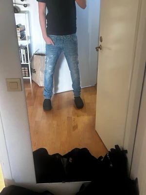 Dondup jeans - Säljer dessa riktigt shyssta dondup jeans. Osäker på modellen men sittermlikt dondup George jeans. De är i storlek 33 me. Skulle att det passar cirka 32/31. Bara att vara av sig via frågor!