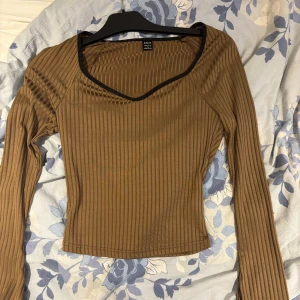 Långärmad tröja - Super fin brun långärmad tröja som är ribbad, aldrig använt och passar till vardags men även för att piffa till sig 🥰