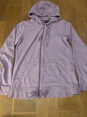 Lila zip up hoodie  - Gjord av 60% bomull och 40% polyester. Fint skick. Inte så använd. Pris kan diskuteras. Om du har någon fråga så är det bara att skriva. Storlek S/M (36/38).