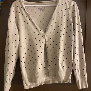 Beige prickig kofta  - Super gullig kofta som tyvär inte kommer till användning , sitter som en S/M