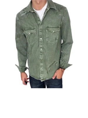 Jacka med slitningar - En snygg grön jacka med slitningar från ZARA.