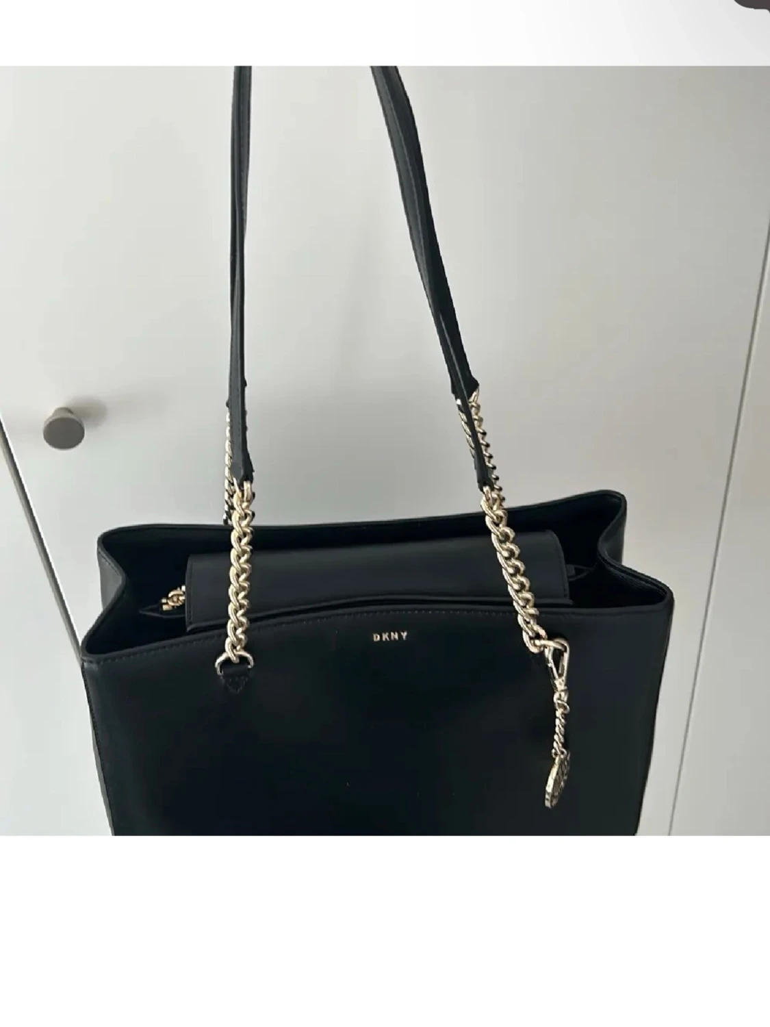 Svart axelväska från DKNY med kedja - 1