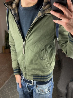 Olivgrön jacka  - Unik och trendig jacka. Mycket bra skick, skriv vid fundering! Mått: A:47 B:48 C:37 D:63 (cm) 😁✌️