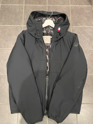 Moncler jacka  - En riktigt snygg och lyxig moncler jacka. Storlek 3 vilket motsvarar Medium. Jackan är köpt ny för några år sen och har används försiktigt. Inga hål eller defekter alls, tvättas innan fraktning. Nypris 14 000 kr säljs för 3499, pris kan diskuteras vid snabb affär! Passar till vinter vår, höst. Bara att skriva ifall ni har frågor eller undrar något. Mvh! 
