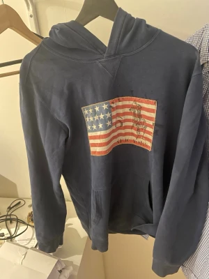 Ralphlauren hoodie - En snygg sällsynt hoddie frå polo Ralph lauren. Storleken är barn xl men passar typ som en s vuxen. Hoddien är i bra skick. Skriv om ni har frågor😀