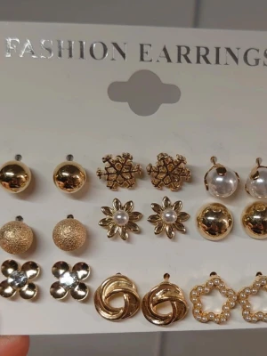 9-pack guldfärgad örhängen. Helt  nya! - Fina stiftörhängen i guldiga toner. Helt nya!