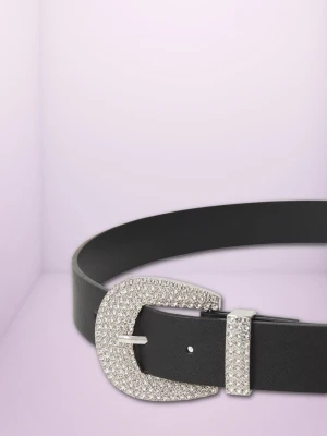  Nytt svart bälte med strassspänne - ✨ Supersnyggt bälte från Anna Field, perfekt till både vardag och fest. Aldrig använt och i nyskick. Falskt läder, strass Längd: 127 cm Köpt på Zalando 💰Nypris 219 kr — du får det för 120 kr.