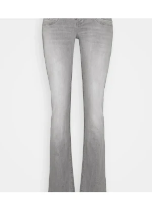 Grå bootcut LTB jeans - Snygga grå jeans med bootcut-snitt som ger en schysst siluett. Jeansen har klassisk femficksdesign.