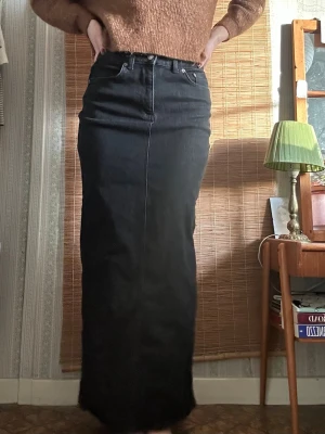 Svart lång jeanskjol - Helt oanvänd jeanskjol från NAKD, jag är 170cm och den slutar vid mina anklar, slit baktill, otroligt fin och mjuk i materialet🌞 
