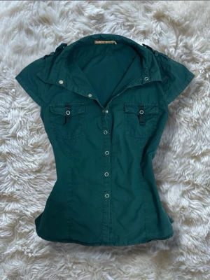 kortärmad figurnära skjorta  - unik vintage skjorta med snygga detaljer och en figurnära passform passar bra för storlek 36-38 