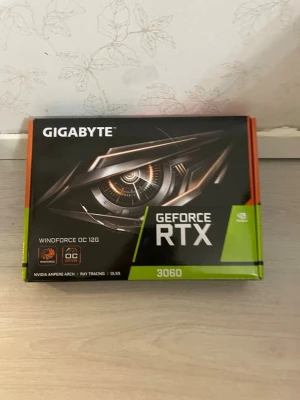 Gigabyte GeForce RTX 3060 Windforce OC 12G - Gigabyte GeForce RTX 3060 Windforce OC 12G grafikkort med NVIDIA Ampere-arkitektur, ray tracing och DLSS. Produkten är i originalförpackning och ser ut att vara i nyskick, perfekt för gaming och krävande grafikapplikationer.