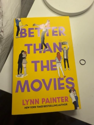 Better Than the Movies - En charmig och rolig feelgood-roman om Liz och hennes grannpojke Wes. Perfekt för dig som älskar romantiska komedier, high school-drama och oväntad kärlek. Passar unga vuxna som vill ha en lättsam och hjärtevärmande läsupplevelse. Har även nothing like the movies om de skulle intresseras!