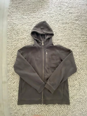 Mörkgrå sail racing bowman zip-hoodie - Nypris:999kr Pris kan diskuteras! Öppen för frågor!Absolut!   Mörkgrå Huvtröja Zip-up Dragkedja Fickor Två fickor Långärmad Mjuk Bekväm Kvalitet Bomullsblandning Casual Sportig Stilren Vardaglig Mode Herr Dam Unisex Andrahand Begagnad Ny Oanvänd Storlek 170 Vinter sommar höst vår Vinted Säljes Billigt Erbjudande Fynd Garderobsrensning Höst Vinter Vår Sommar Skandinavisk stil Tröja H